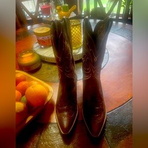 Brown Size 7 Ariat Cowgirl Boot Great Condition! Giddy-Up!